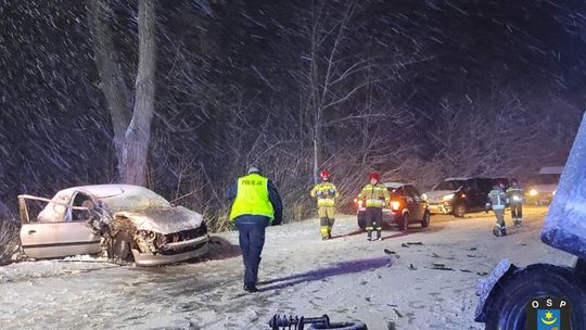 Śmiertelny wypadek w Górze Motycznej. TIR uderzył w osobówkę, 67-letnia kobieta zginęła na miejscu [FOTO]