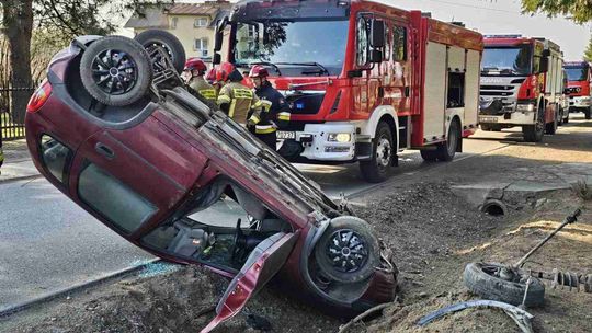 Spektakularne dachowanie forda. Kierowca miał 1,6 promila alkoholu