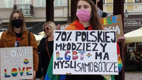 Społeczność LGBT na demonstracji w Rzeszowie: Nie jesteśmy ideologią, jesteśmy ludźmi