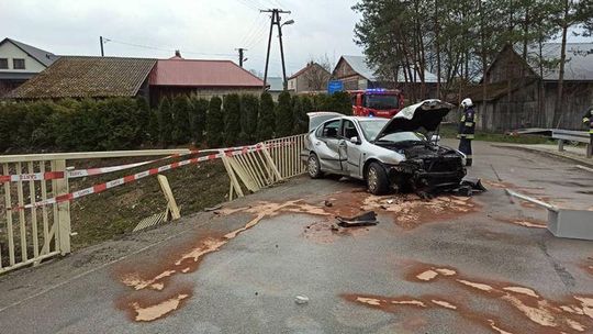 Stobierna. Auto osobowe zderzyło się z mostem