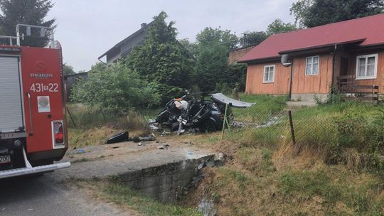 Stracił panowanie nad autem i roztrzaskał się na przepuście!