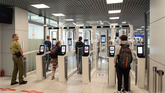 Straż Graniczna zachęca podróżnych do samodzielnych odpraw na lotnisku