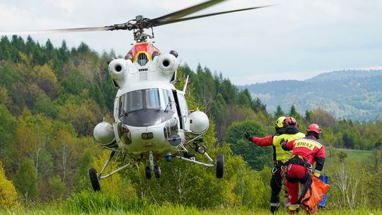 Strażacy "wysokościowcy" z Rzeszowa i śmigłowiec straży granicznej udają się na Śląsk