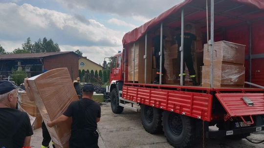 Strażacy z Głogowa przekazują dary dla powodzian [foto]