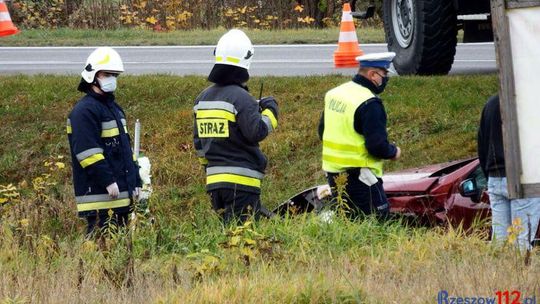 Suchorzów. Kierująca peugeotem wymusiła pierwszeństwo i wpadła do rowu [FOTO]