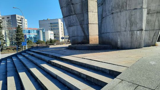 Szok pod pomnikiem. Lata wstydu i nareszcie posprzątane – kto tym razem ruszył się do roboty? [ZDJĘCIA]