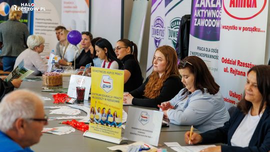 Targi pracy w Rzeszowie. Osoby z niepełnosprawnościami spotkały się z pracodawcami [ZDJĘCIA, WIDEO]