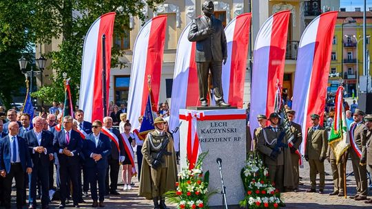 Tarnów: odsłonięto pomnik upamiętniający Lecha Kaczyńskiego