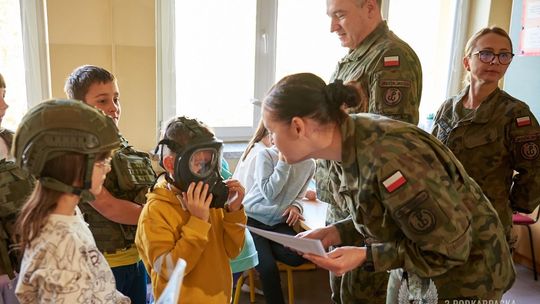 Terytorialsi edukują młodzież. "Edukacja z wojskiem" w rzeszowskich szkołach