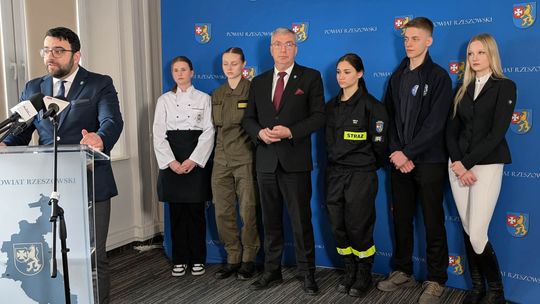 „To inwestycja w młodych ludzi”. 50 mln zł, nowe kierunki i elitarne programy w szkołach powiatu