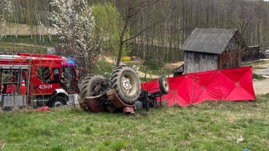 Tragedia na polu. Ciągnik rolniczy przygniótł 54-latka, życia nie udało się uratować