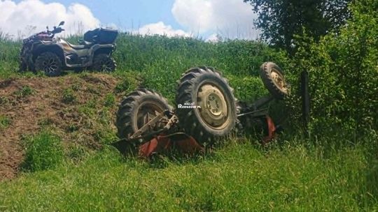 Tragedia podczas prac polowych w Przysietnicy. Mężczyzna zginął przygnieciony przez ciągnik