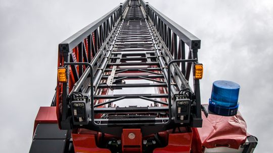 Tragedia w Kąkolówce. 79‑latek wpadł do studni, mimo akcji ratunkowej zmarł