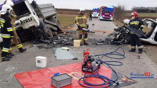 Tragedia w Stobiernej. Czołowe zderzenie auta z tirem