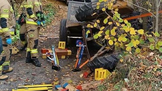 Tragiczny finał prac rolniczych. Traktor przygniótł kierowcę, nie żyje 76-latek