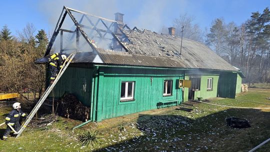Tragiczny pożar domu pod Brzozowem. 90-letnia mieszkanka zginęła w pożarze domu