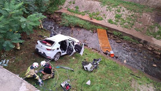 Tragiczny wypadek na Podkarpaciu. Auto spadło z mostu, kierowca nie żyje [ZDJĘCIA]