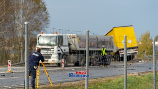 Tragiczny wypadek na S19 w Sokołowie Młp. Zderzenie 2 ciężarówek i osobówki. Droga zablokowana [ZDJĘCIA]