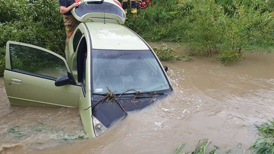 Tragiczny wypadek w Hoszowie. Nurt potoku porwał samochód, 71-latek nie żyje [ZDJĘCIA]