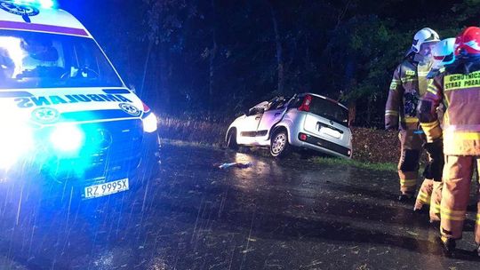 Tragiczny wypadek w Przewrotnem. Drzewo przewróciło się na samochód