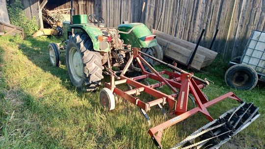 Traktor przejechał rolnika. 82-latek walczy o życie