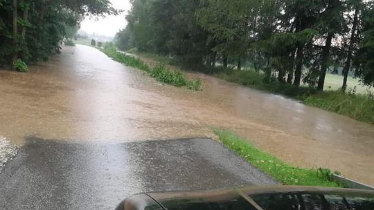 Trudna sytuacja w okolicach Jasła. Woda porwała mężczyznę! [foto]