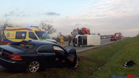 Trzciana. Zderzenie dwóch pojazdów. Dostawczy dachował