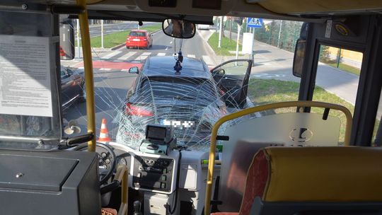 Trzech pasażerów autobusu zostało rannych w wypadku na ul. Lwowskiej
