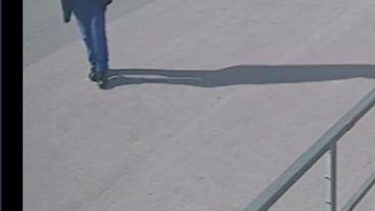 Ukradł portfel „na stopa”. Policja z Głogowa Młp. szuka mężczyzny ze zdjęcia