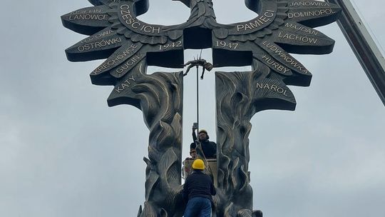 W Domostawie stoi już kontrowersyjny Pomnik Ofiar Rzezi Wołyńskiej [ZDJĘCIA, WIDEO]