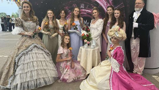 Wieczór regencyjnej magii. Sędziszów Młp. w blasku sukni, smyczka i spojrzeń