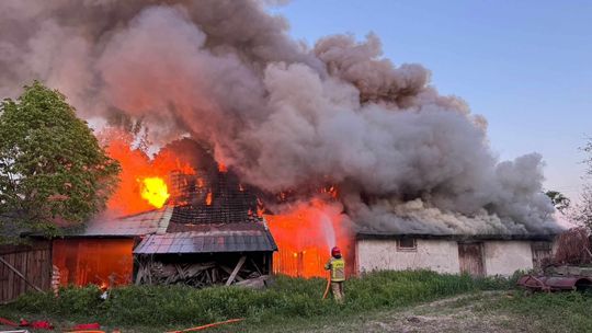 Wieczorny pożar w Brzeźnicy. Spłonął budynek gospodarczy