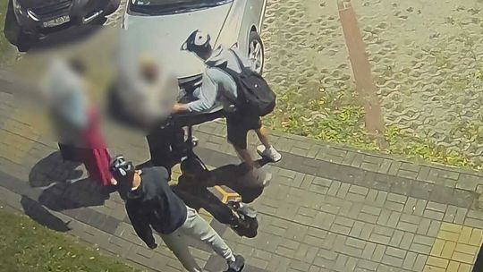 Wjechał hulajnogą w samochód na Cieplińskiego i uciekł. Policja publikuje wizerunek [ZDJĘCIA/WIDEO]