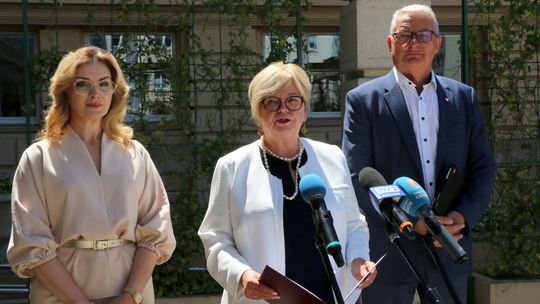 Wojewoda i parlamentarzyści o wsparciu dla rodzin i seniorów. Rusza nabór do programu „Aktywny dzienny opiekun”