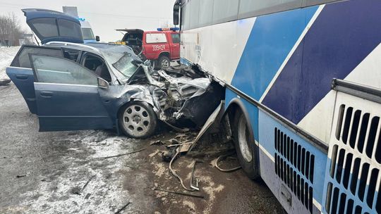 Wypadek w Woliczce. Krytyczny stan zdrowia pasażera i kierowcy audi