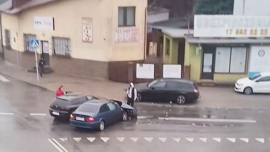 Wypadek koło sex-shopu w centrum Rzeszowa. Z jednego auta wydobywał się dym