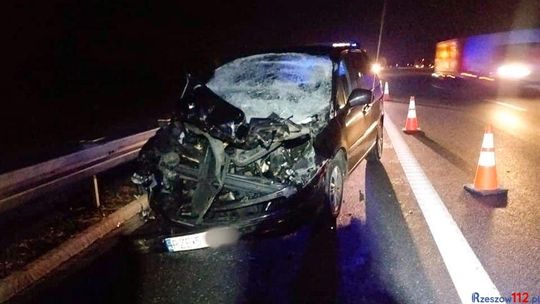 Wypadek na A4. Auto osobowe uderzyło w tył samochodu ciężarowego