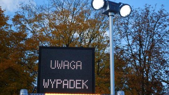 Wypadek na A4. Samochód osobowy uderzył w bariery