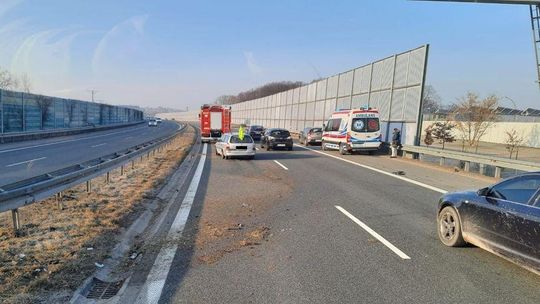 Wypadek na A4 z udziałem dwóch aut. Do szpitala trafiła osoba