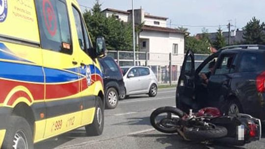 Wypadek na al. Sikorskiego w Rzeszowie. Zderzenie motocykla z samochodem