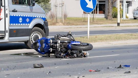 Wypadek na alei Kopisto w Rzeszowie. Zderzenie forda z motocyklistą