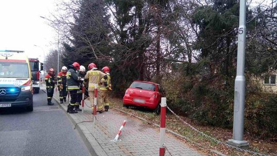 Wypadek na DK19 w Boguchwale. Samochód uderzył w drzewo