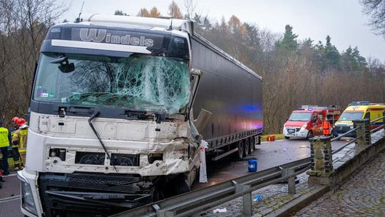 Wypadek na DK19 w Kombornii. Zderzenie samochód ciężarowych