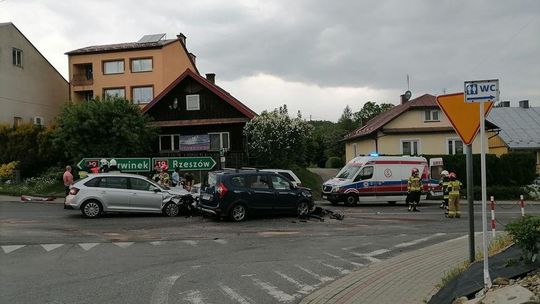 Wypadek na DK19 w Niebylcu. Zderzenie trzech samochodów