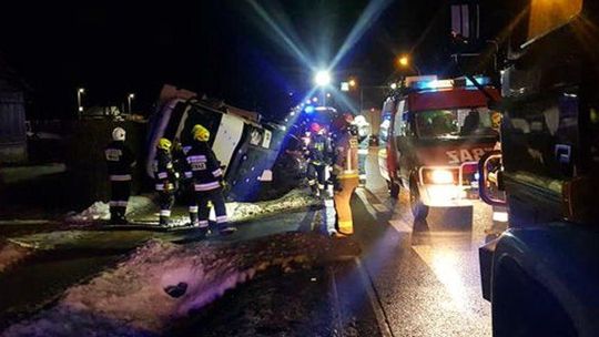 Wypadek na krajowej 94. Auto ciężarowe wjechał do rowu