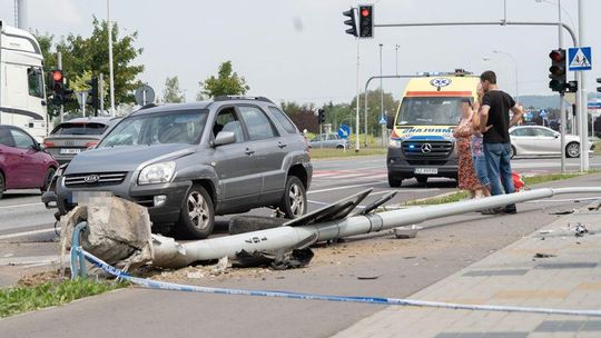 Wypadek na Powst. Warszawy w Rzeszowie. Samochód uderzył w latarnię [FOTO]