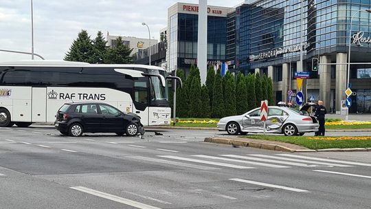 Wypadek na rondzie Dmowskiego w Rzeszowie. Zderzenie dwóch samochodów 