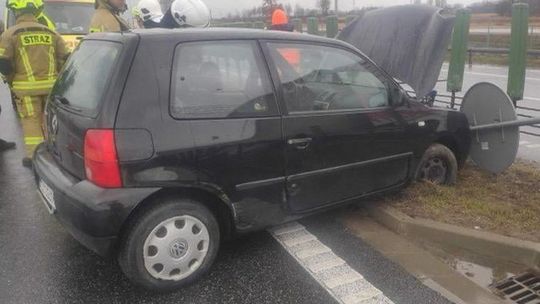 Wypadek na S19 w Sokołowie Młp. Samochód uderzył w bariery