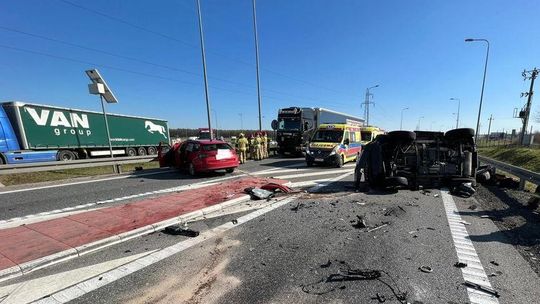 Wypadek na S19 w Stobiernej. Zderzenie ciężarówki i dwóch osobówek