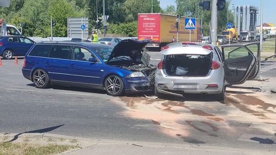 Wypadek na skrzyżowaniu ulic Rzecha z Ciepłowniczą w Rzeszowie. Zderzenie dwóch samochodów